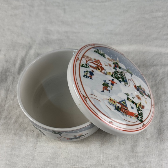 Hancook Festive Winter Scene Ceramic lidded Bowl - Picture 3 of 12